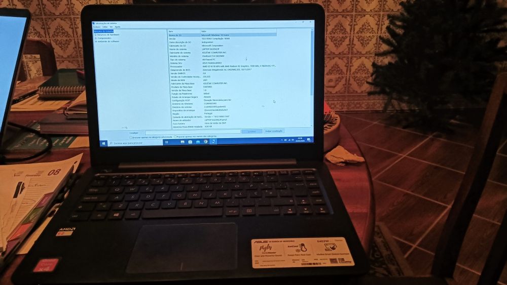 Computador portátil ASUS.