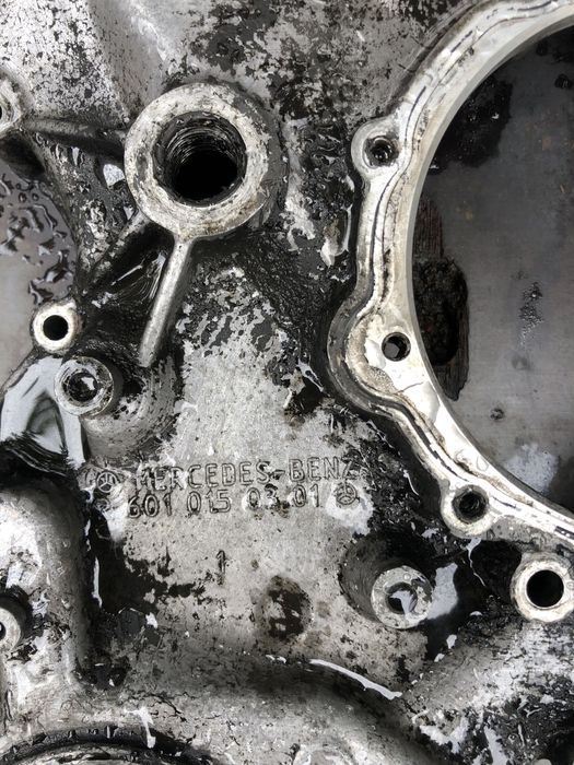 Передня кришка двигуна Мерседес 208-410