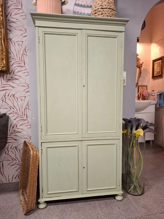 Armário vintage em madeira pintado de verde suave.