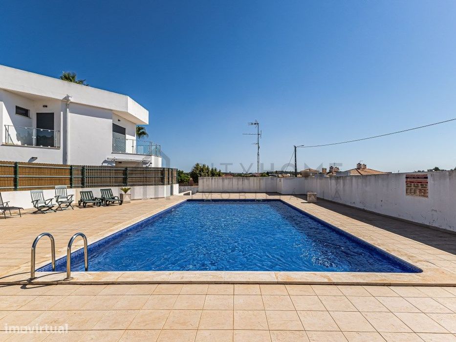 Moradia Geminada T3 com Garagem Fechada e Piscina Comum em Ferreira...