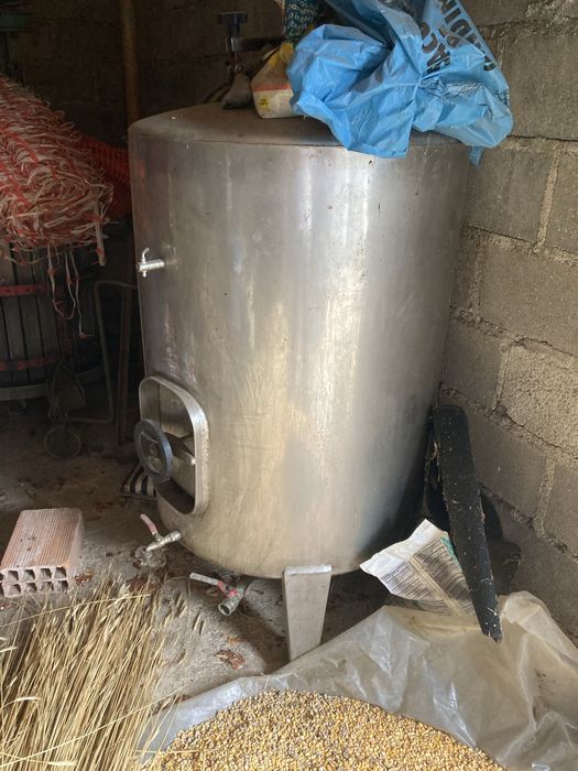 Cubas inox e prensa de uvas