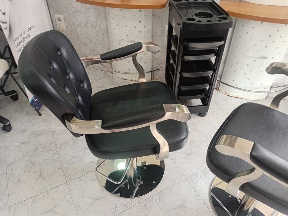 Cadeiras em bom estado para salao