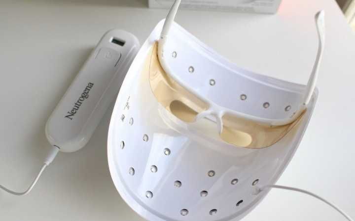 Maska Neutrogena do terapii światłem przeciw trądzikowi i lepsza skóra