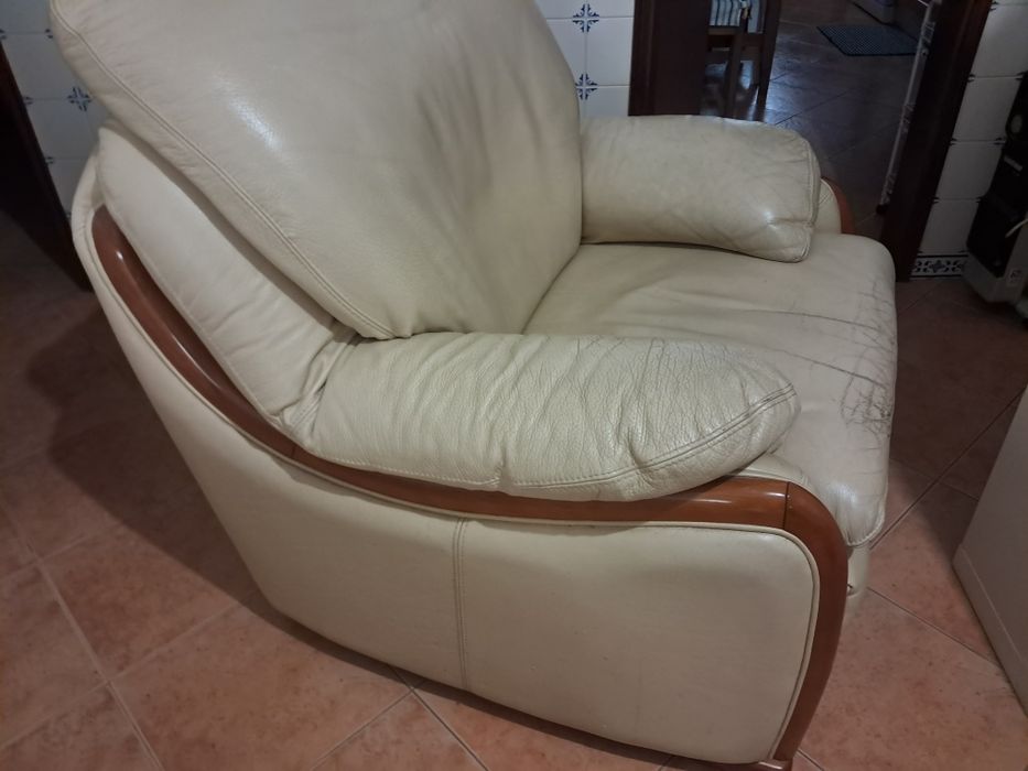 Sofá em pele em bege