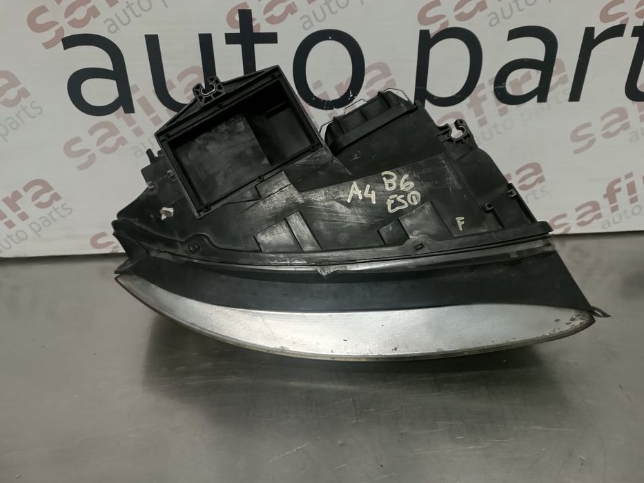 Ótica / Farol Esquerdo AUDI A4 B6 - 89305690