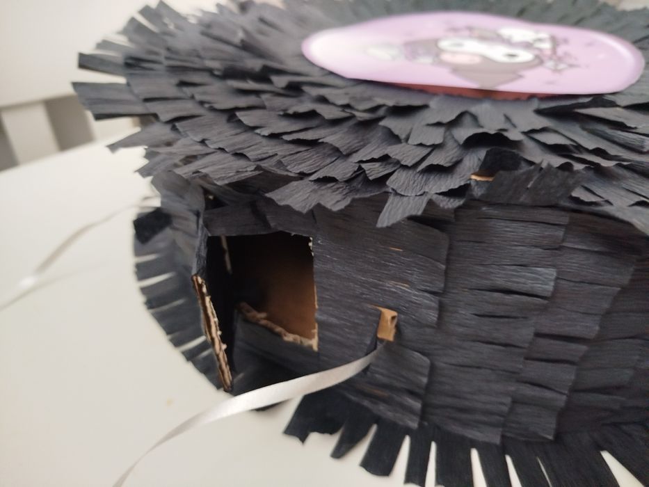 Piniata kuromi czarna na fioletowym tle