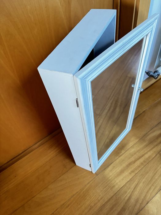 Armário de parede com espelho e arrumação para bijouteria