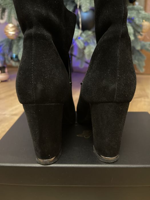 Замшеві ботінки на підборах