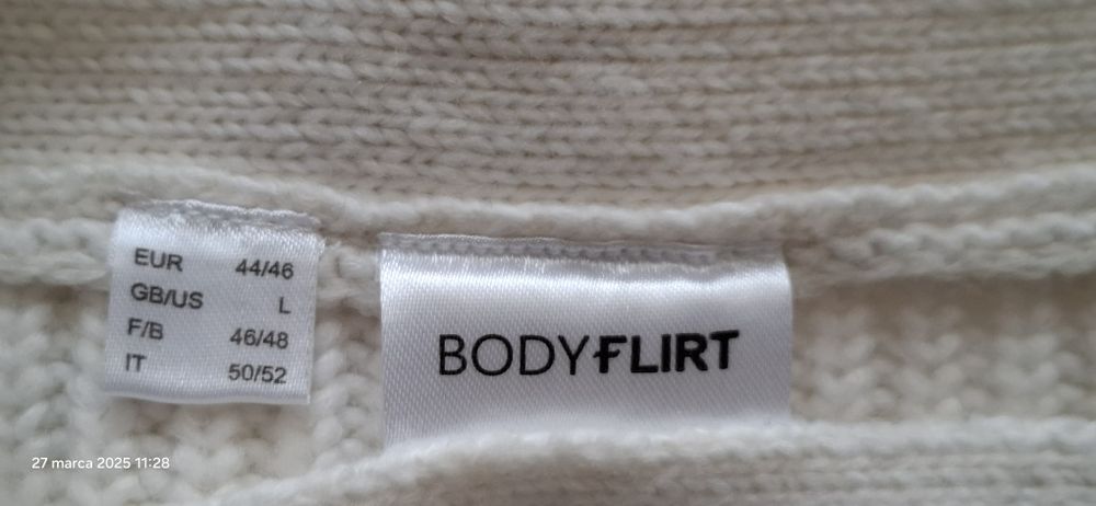 Sweter damski oversize z ozdobnymi guzikami, Bodyflirt
