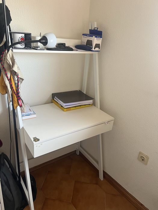 Secretária / Mesa de Estudo Branca com Prateleira