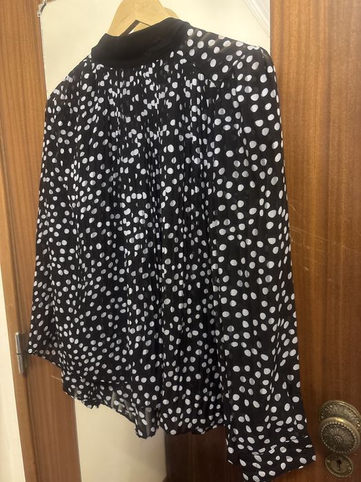 Blusa zara plissada com remate em laço.