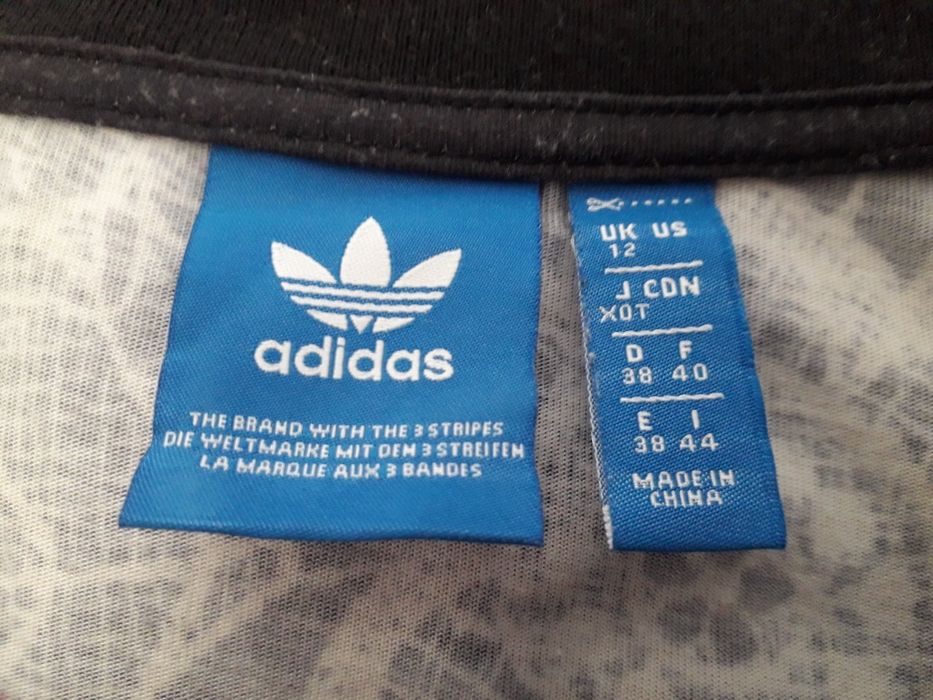 T-shirt preta com flores de mulher Adidas tamanho 38