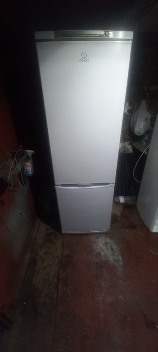 Продам холодильник indesit
