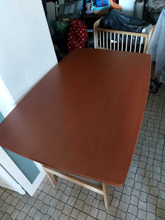 Mesa com pouco uso conforme fotos