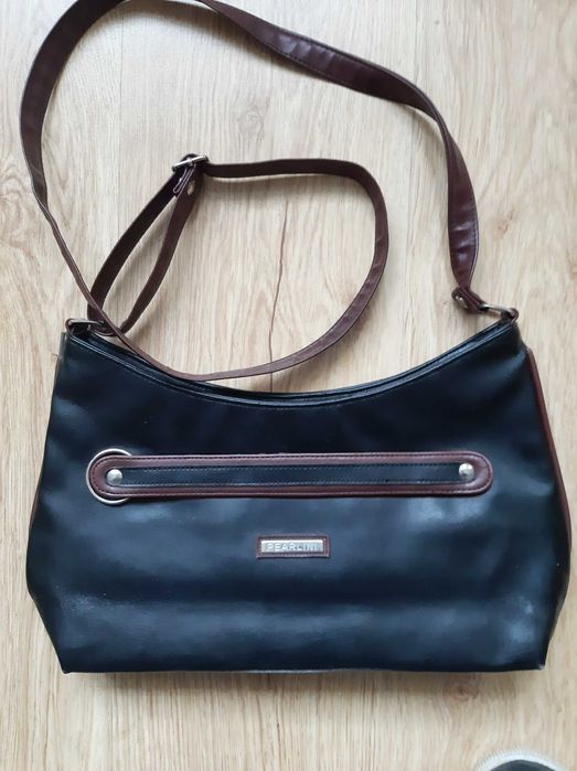 Czarna torebka z długim paskiem