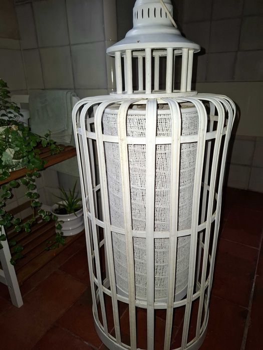 Lanterna em madeira branca