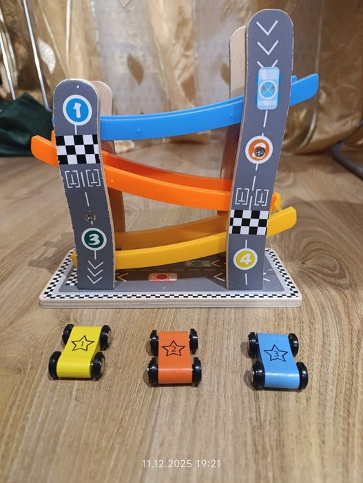 Дерев'яний трек "Крутий спуск": Захопливі перегони для вашого малюка!