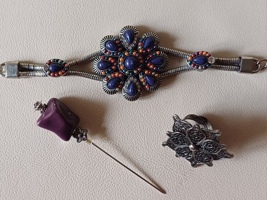 Conjunto de  pulseira, anel e broche de tons roxos e prateados