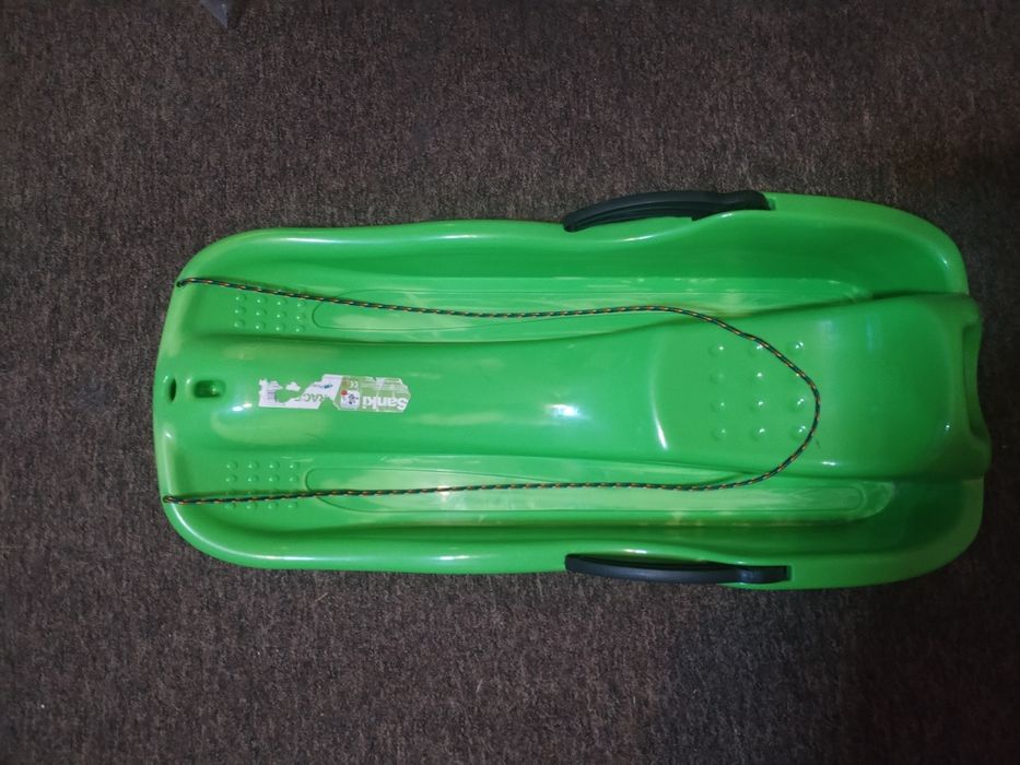 Sanki plastikowe leżące