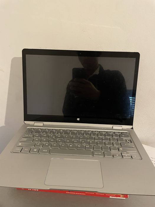 Computador portátil INSYS com teclado e carregador — funcional