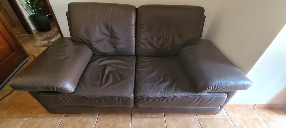 Sofá em pele de 2 lugares