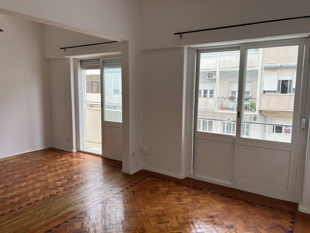 T2+1 renovado transformado em T1+1 grande- centro Amadora- 5 min a pé da estação