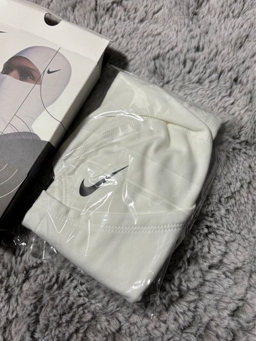 biala kominiarka nike hyperwarm
