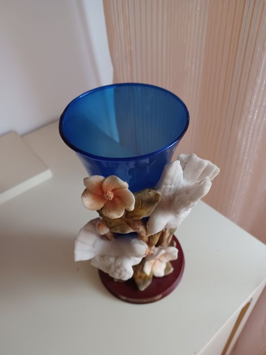 Jarra fundo azul e em 3D com flores e pombas.