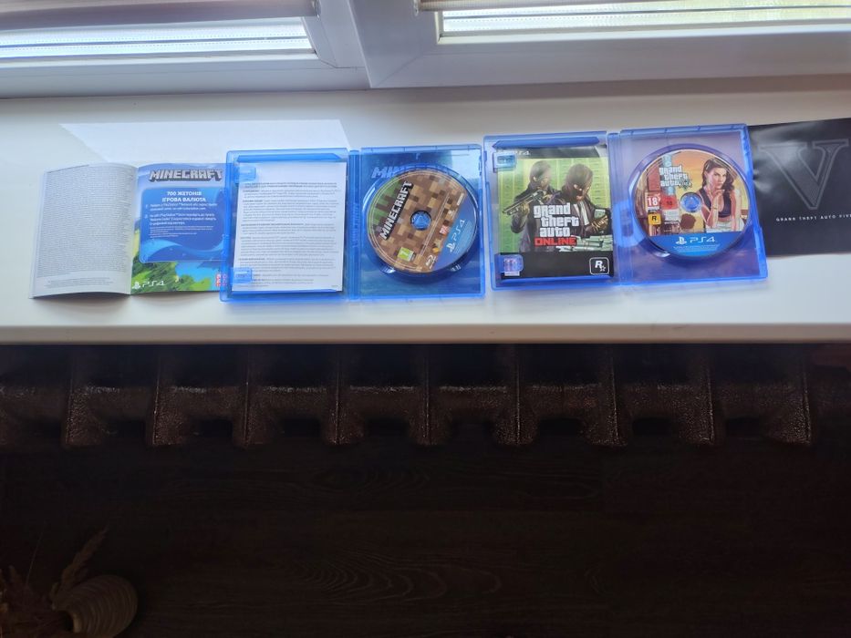 PlayStation 4 pro  б/у  на 1 тб у хорошому стані з двома дисками GTA 5 та Minecraft