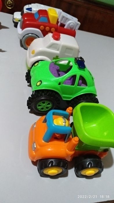 Дитячі іграшкові машинки