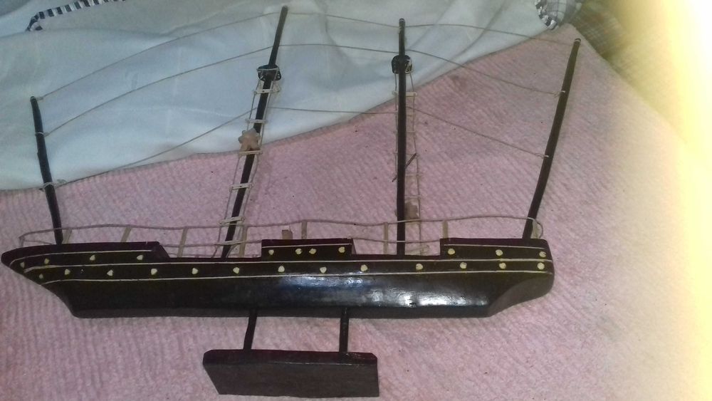 vendo barco em madeira de pau ferro arte africana.