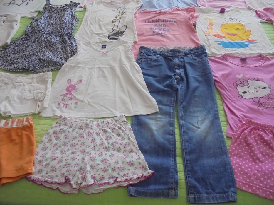 lote de roupa de menina a toalha da praia