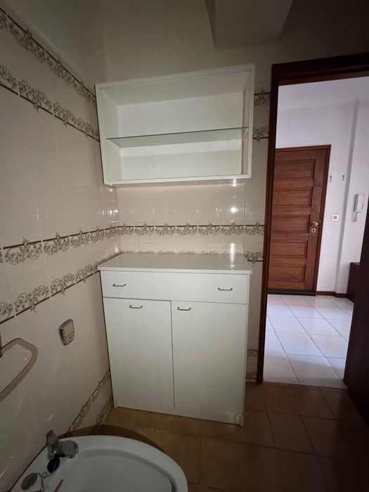 Armário para banheiro/lavanderia com cesto de roupa