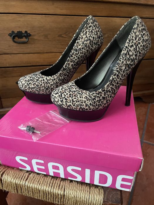 Sapatos de salto alto