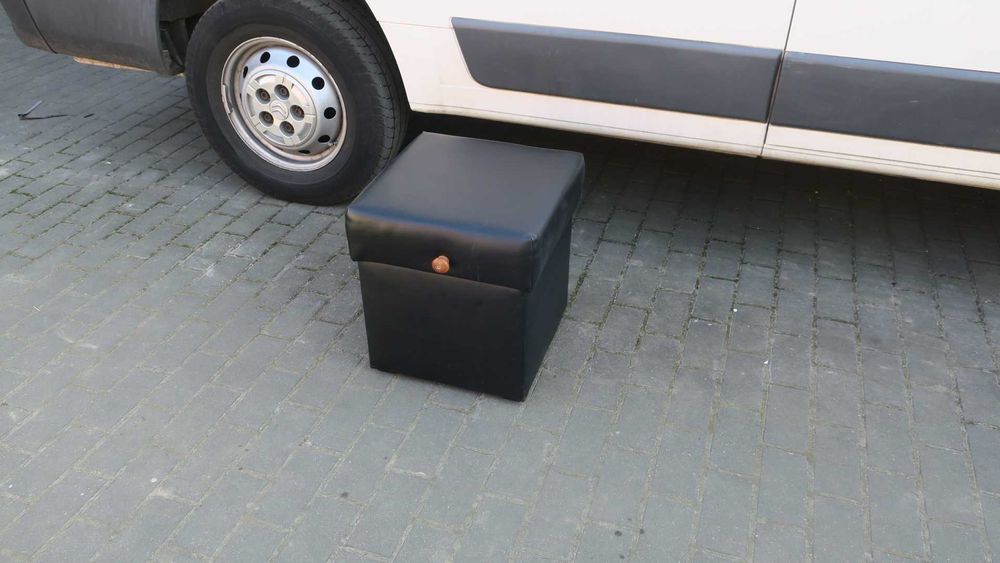 Pufa czarna otwierana skóra ECO