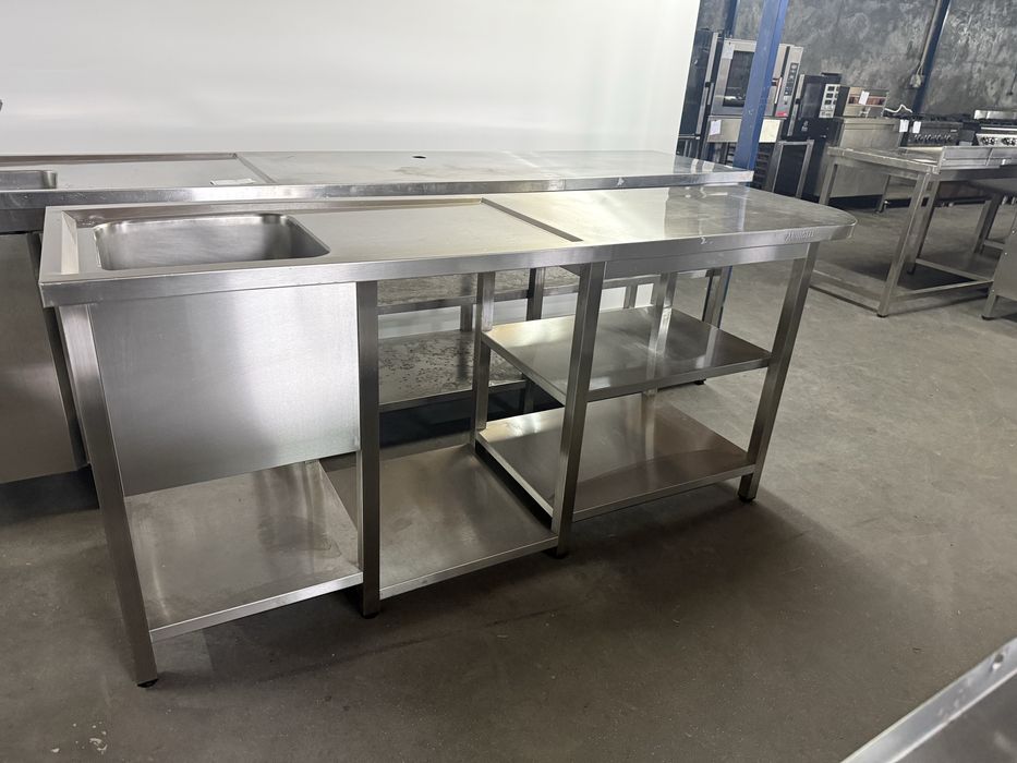 Bancada com pio á esquerda e local para maquina de lavar copos