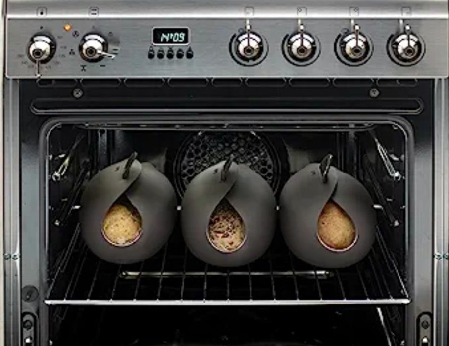 Molde de silicone castanho para fazer pão no forno