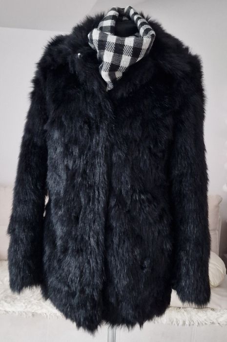 Czarne sztuczne futerko " H&M".