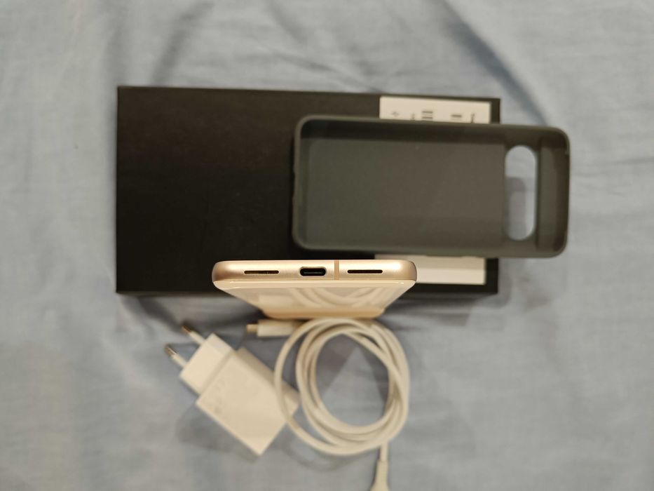 Google pixel 8 gold