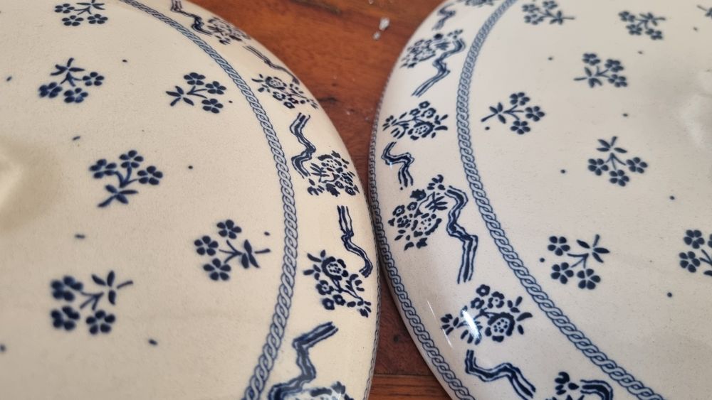 Dwie porcelanowe przykrywki do garnków wazy