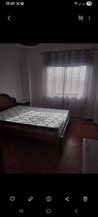 Arrenda-se quarto para solteiro/a