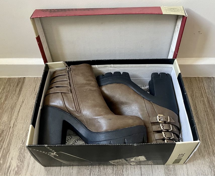 Botas castanhas com salto (Catisa, tamanho 39)