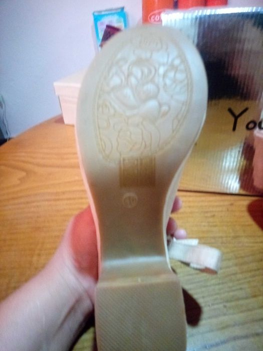 Sandálias creme novas