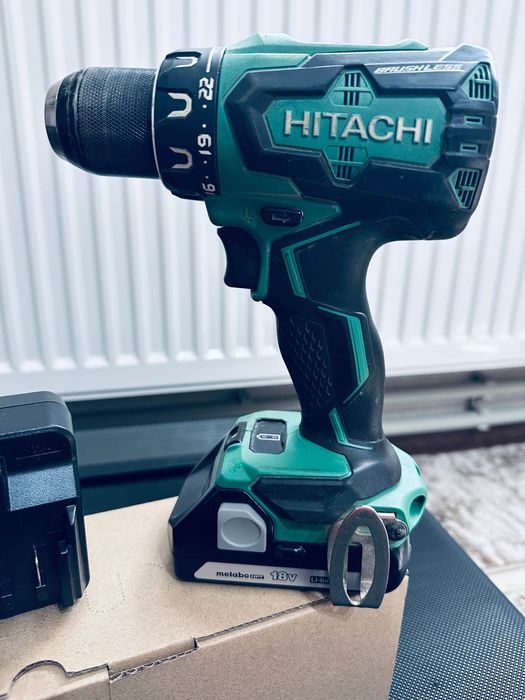 Шуруповерт Hitachi з АКБ і зарядкою