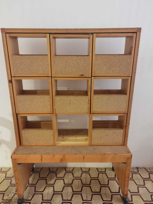 Estante em madeira e cortiça design único