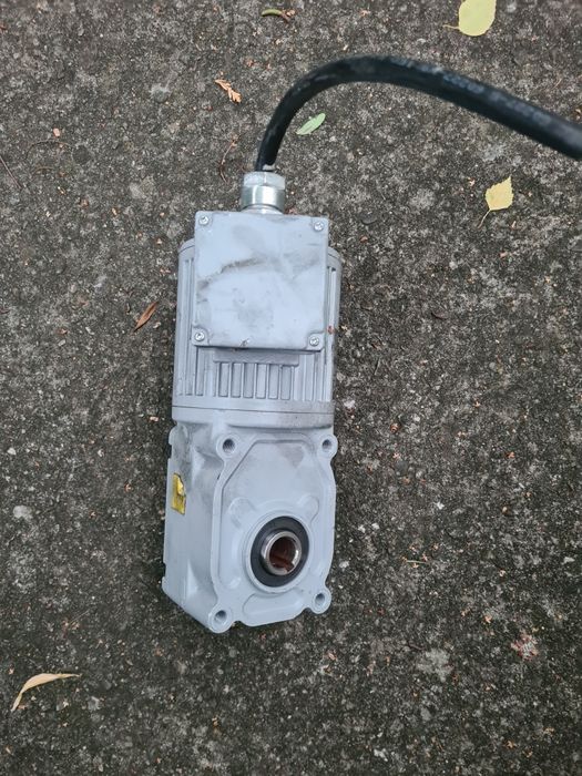 Motoreduktor kątowy 0,1KW 57 obr, 0,2 kw 68 obroty