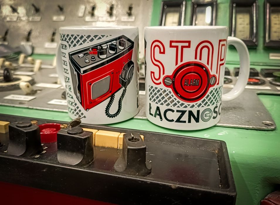 Kubek z zilustrowanym radiotelefonem Radmor 3066 pkp