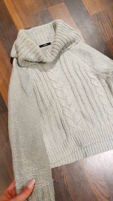 Damski sweterek z golfem