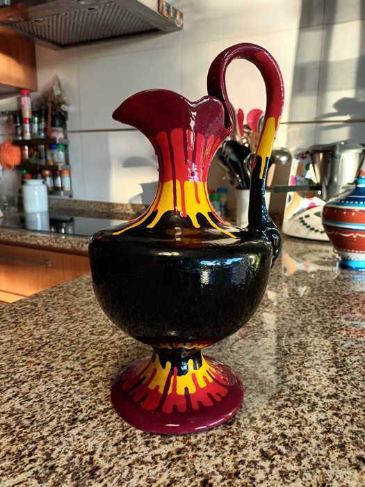 Jarra preta: (Tinta celulosa sobre cerâmica)