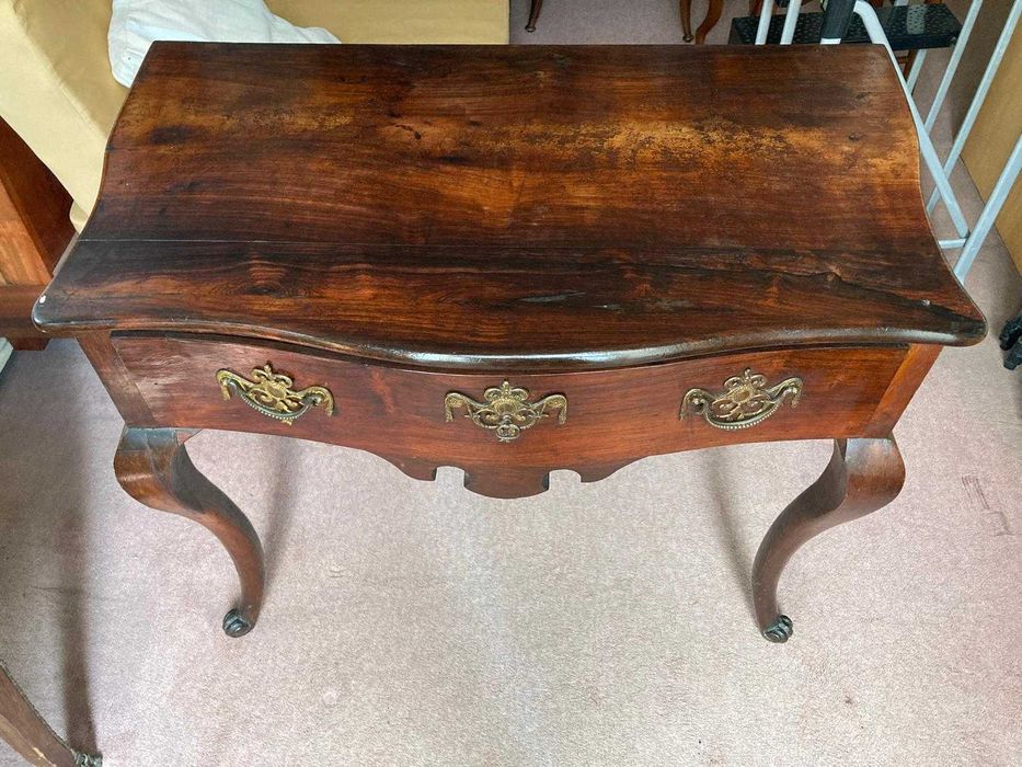 Mesa de encostar D. José em pau-santo.